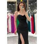 Robe de soirée longue en satin froncé, coupe fourreau/colonne, décolleté en cœur