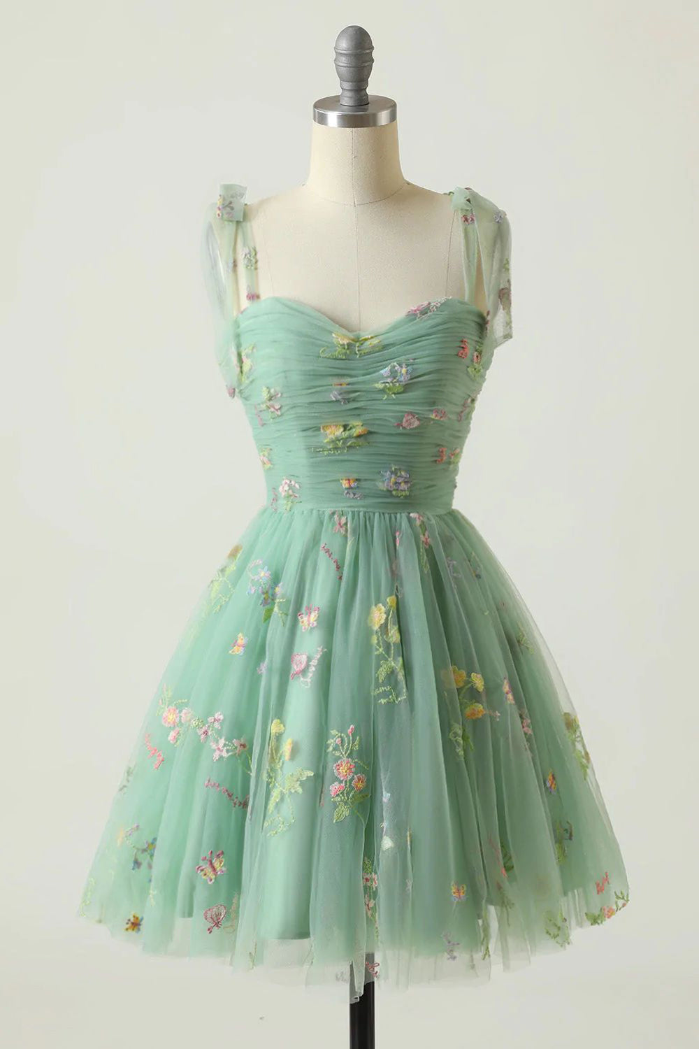 Robe de bal de promo champagne à fines bretelles et coupe trapèze, ornée de broderies.