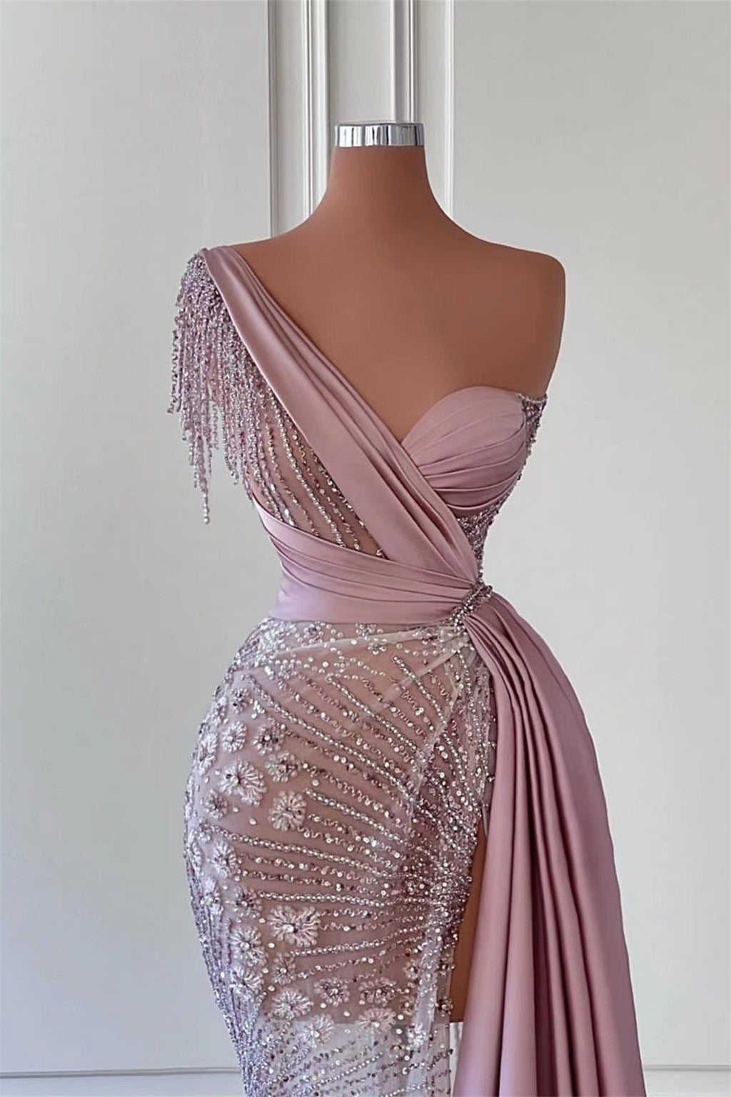 Impresionante vestido largo de sirena de un solo hombro para baile de graduación con adornos de cuentas