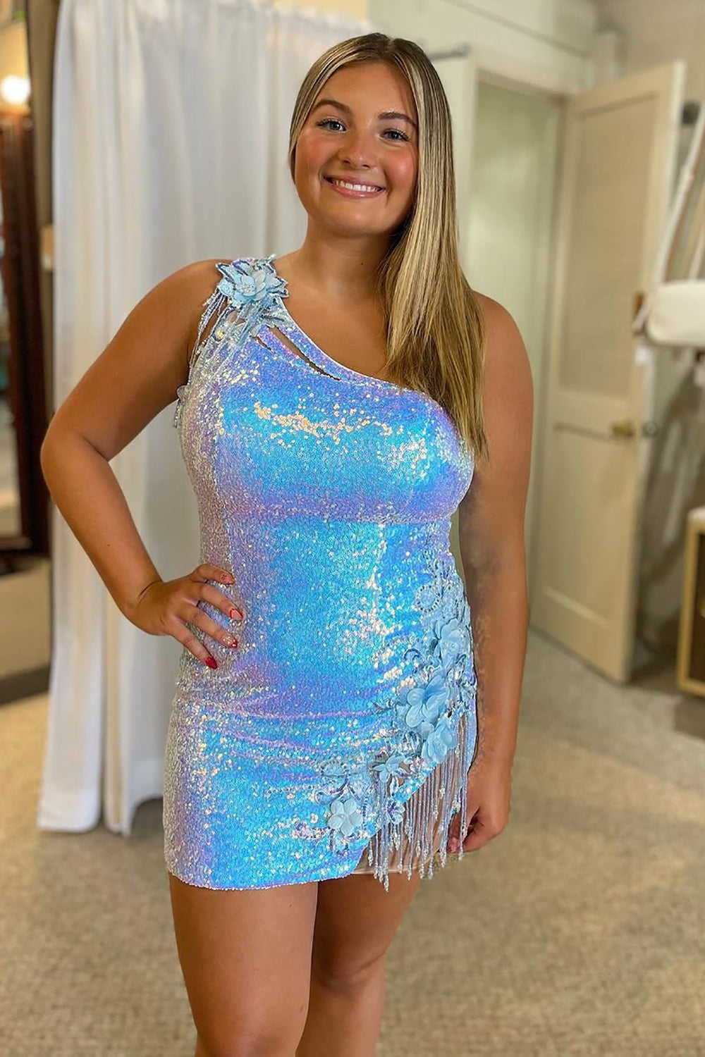 Vestido corto de fiesta de bienvenida, azul claro, brillante, de un solo hombro, con lentejuelas y apliques.