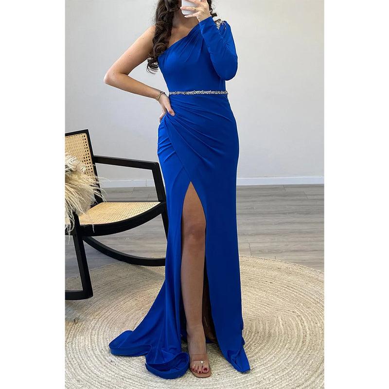 Vestido de fiesta largo de satén azul rey con un hombro al descubierto y cuentas, corte tubo/columna 