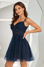 Robe de cocktail courte dos nu avec appliques