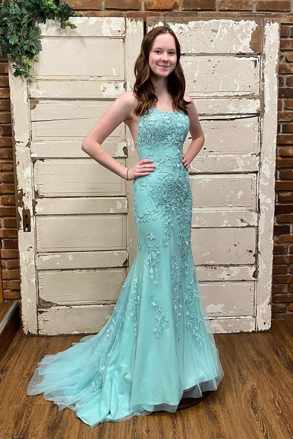 Robe de bal à bretelles spaghetti et appliques