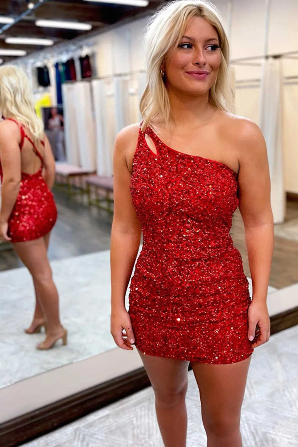 Vestido corto de fiesta azul marino con lentejuelas brillantes, un solo hombro y escote en forma de ojo de cerradura.