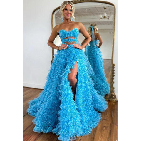 Elegante vestido de fiesta azul largo con volantes y escote corazón y abertura