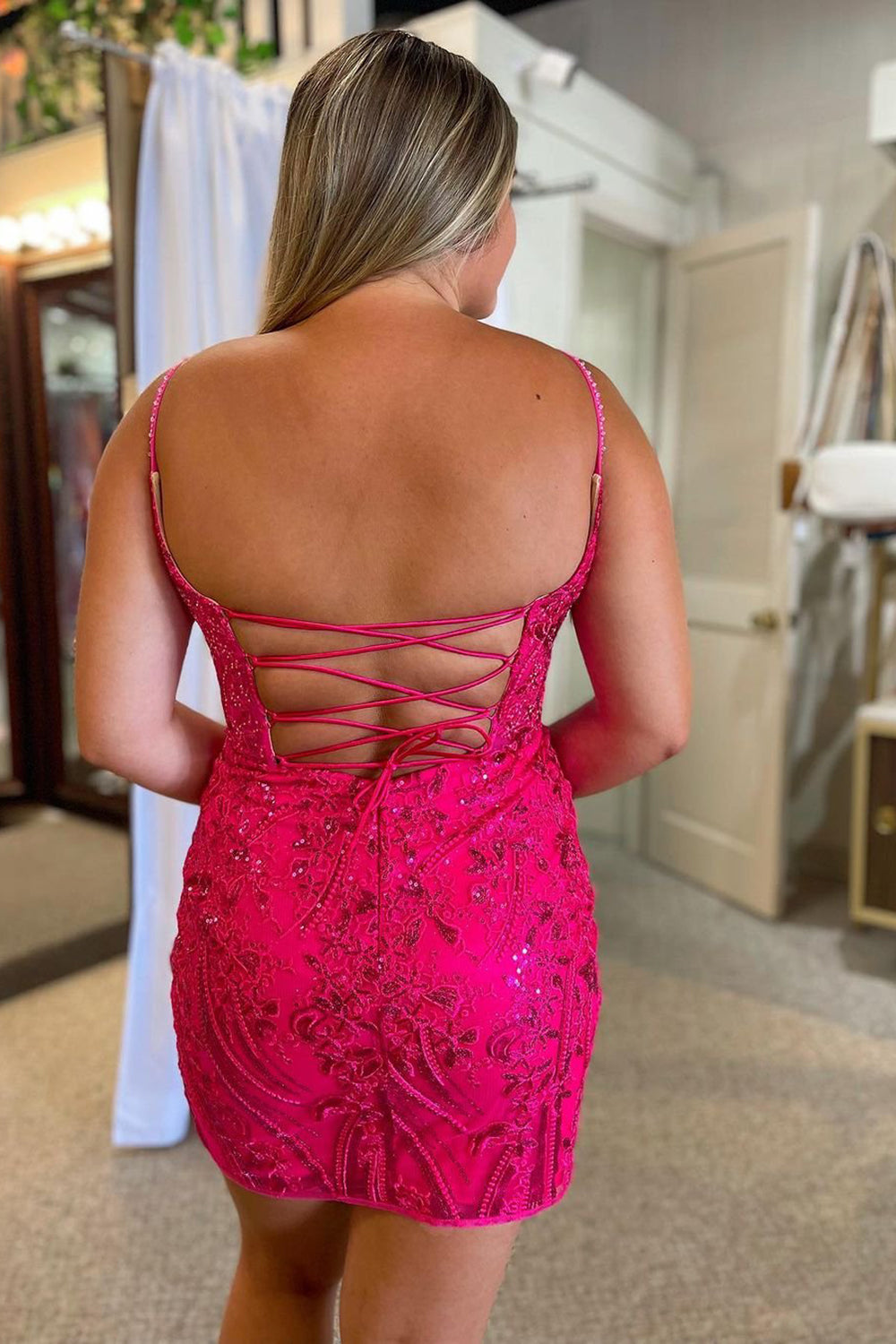 Elegante vestido de fiesta de corte tubo, tirantes finos, corsé rosa fucsia con apliques