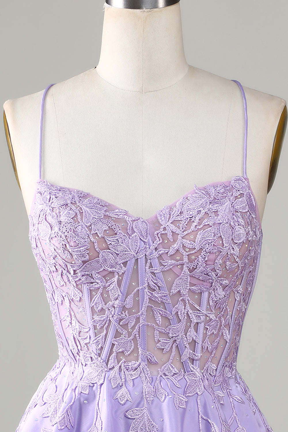 Precioso vestido de fiesta de línea A con tirantes finos, corsé y apliques.