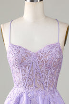 Precioso vestido de fiesta de línea A con tirantes finos, corsé y apliques.