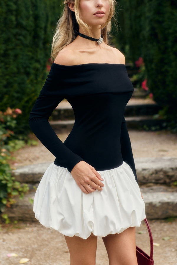 Robe mini bouffante à manches longues et épaules dénudées 