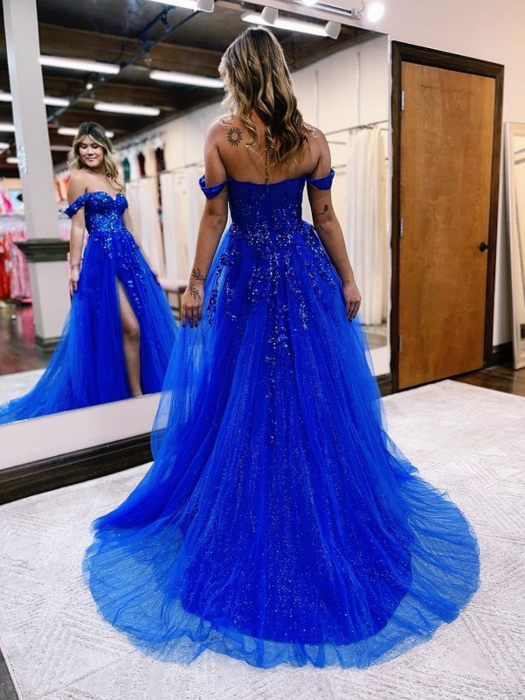 Meadow | Vestido de graduación de tul y encaje con hombros descubiertos y abertura