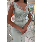 Robe de bal longue sirène en satin perlé avec décolleté en cœur et fente