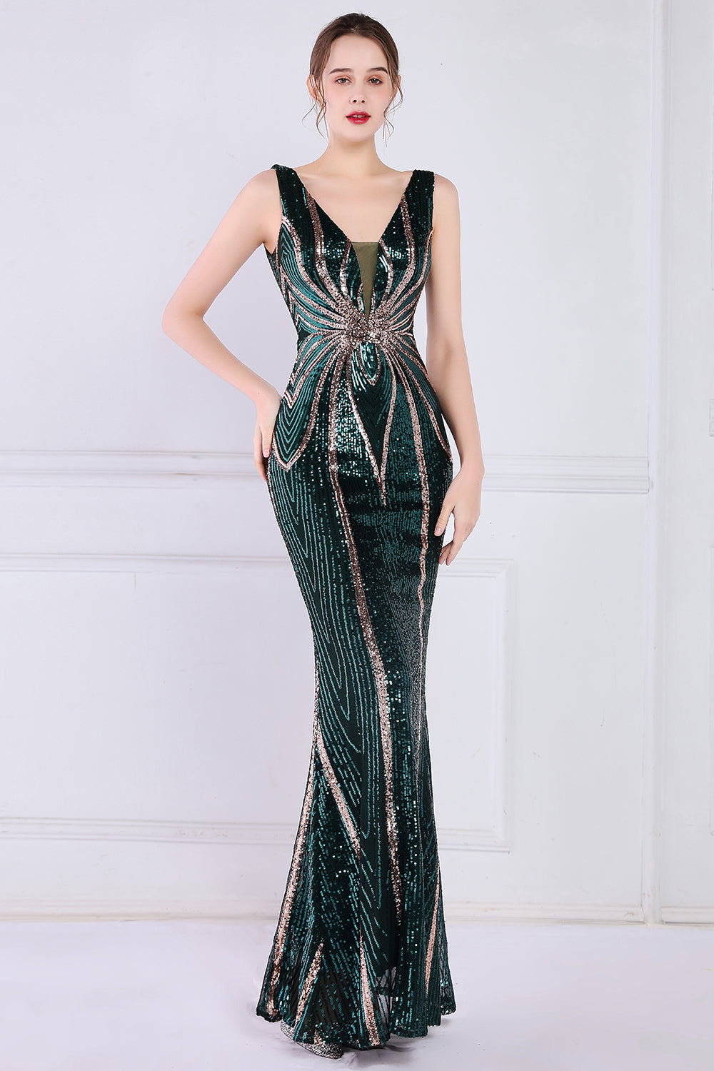 Robe de bal abricot doré à décolleté plongeant en V
