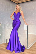 Elegante vestido largo de noche de sirena de satén con escote corazón