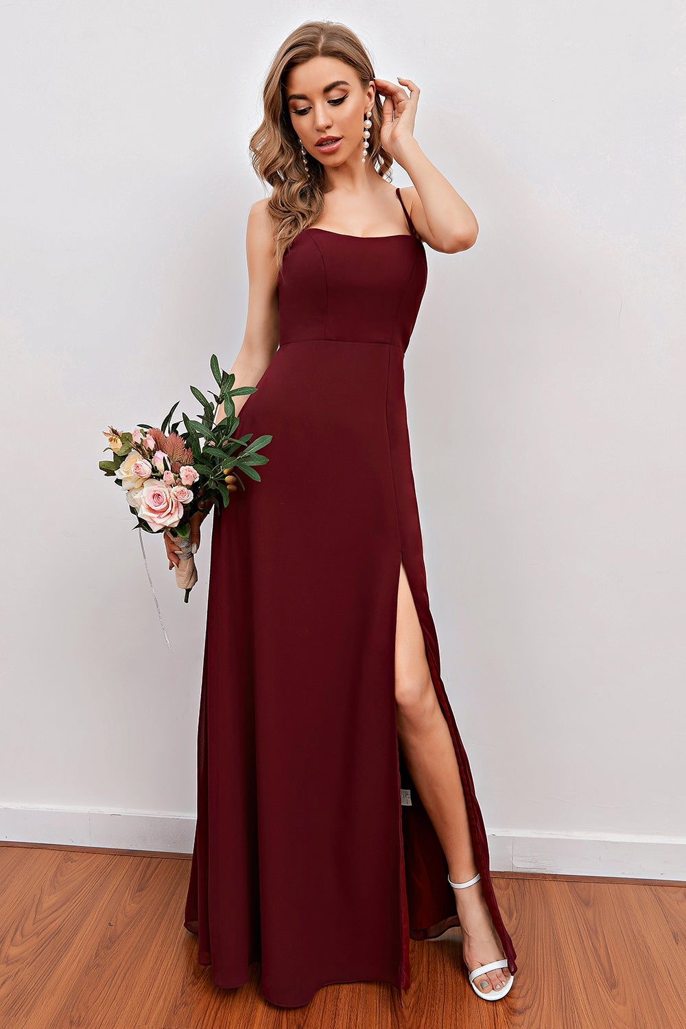 Robe de demoiselle d'honneur longue bordeaux à fines bretelles et fente