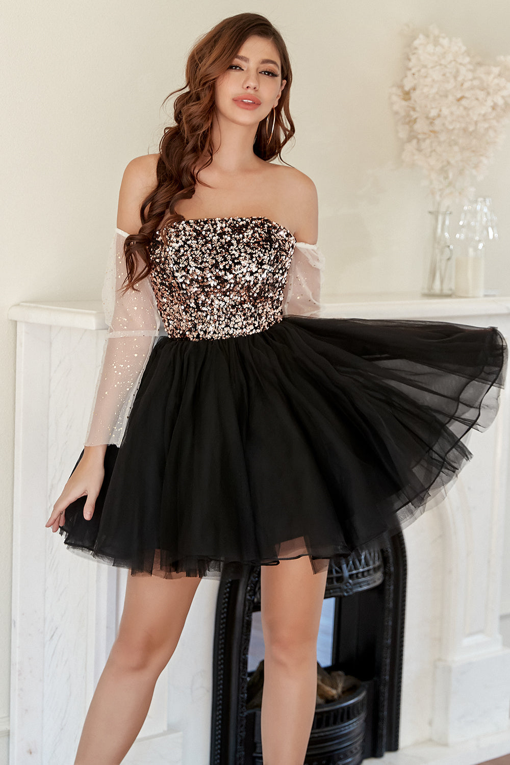 Vestido corto negro de fiesta con escote barco y detalles de pedrería.