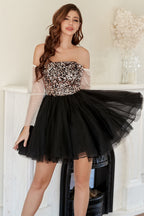 Vestido corto negro de fiesta con escote barco y detalles de pedrería.