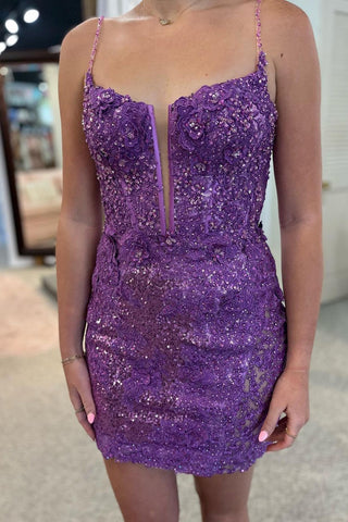 Robe courte moulante à fines bretelles et sequins, dos croisé, idéale pour un bal de promo.