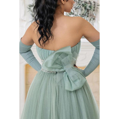 Vestido de novia largo de corte A, sin tirantes, sin mangas, con lentejuelas y tul fruncido.