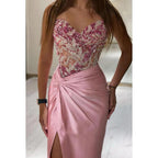 Vestido de fiesta elegante con apliques, corte tubo, hombros descubiertos, sin mangas y abertura lateral