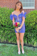 Vestido corto de fiesta estilo vainica con hombros descubiertos, lentejuelas azul galaxia y plumas.