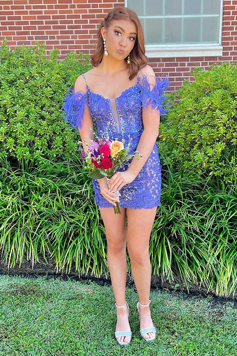 Vestido corto de fiesta estilo vainica con hombros descubiertos, lentejuelas azul galaxia y plumas.
