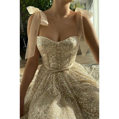 Robe de bal à bretelles spaghetti et paillettes 