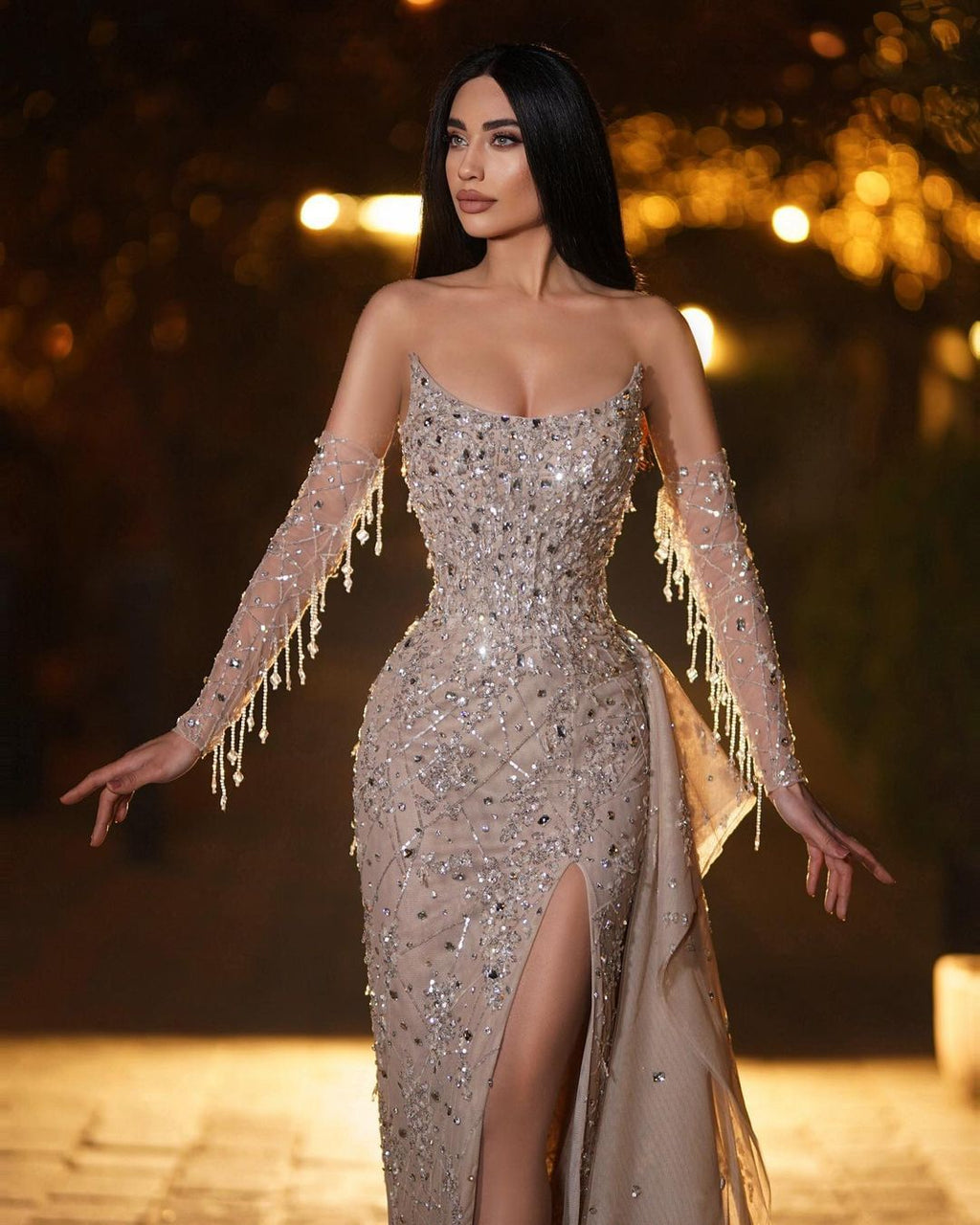 Impresionante vestido de fiesta largo de sirena con escote corazón y abertura frontal, con mangas cortas.