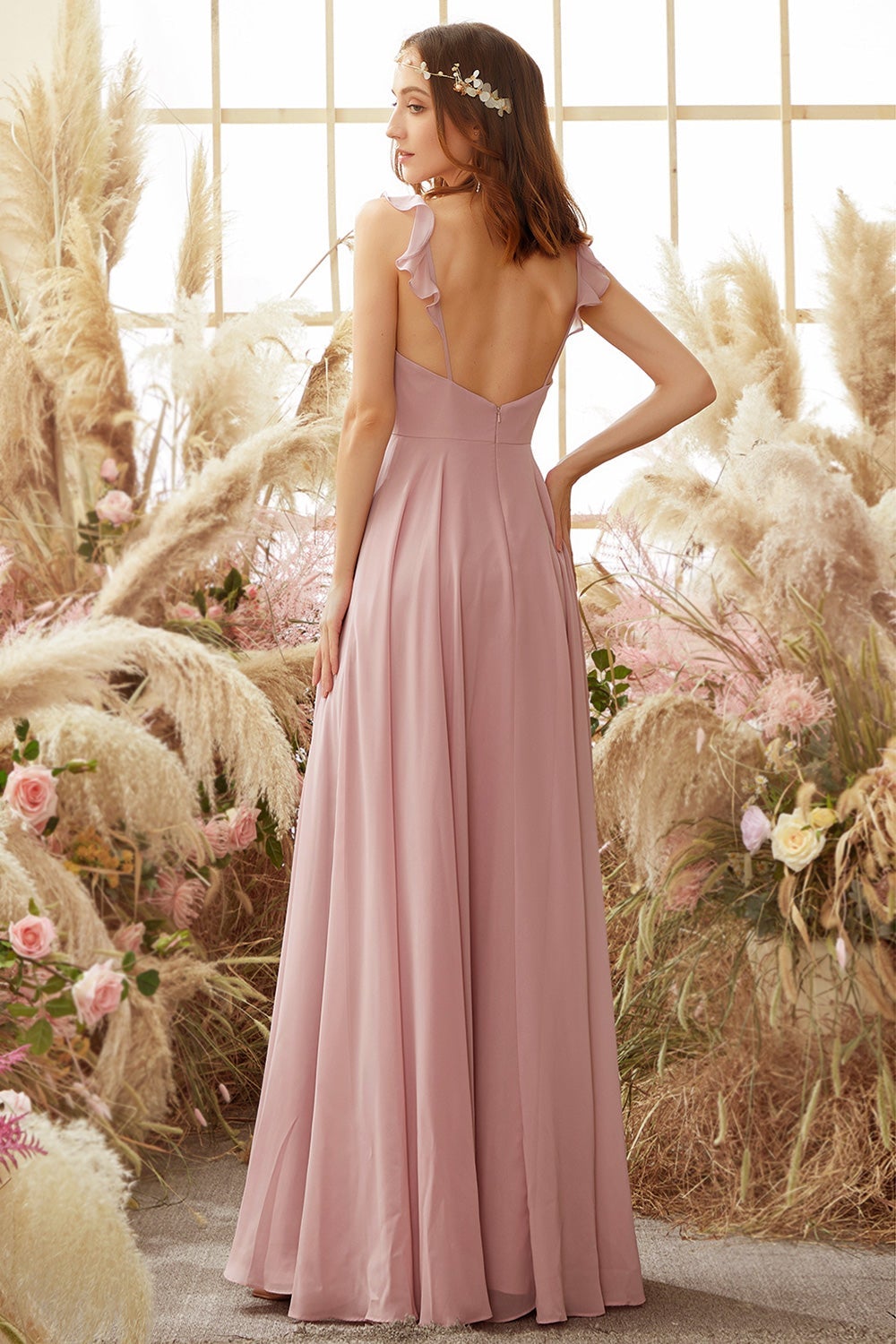 Robe de demoiselle d'honneur en mousseline rose poudré à fines bretelles spaghetti