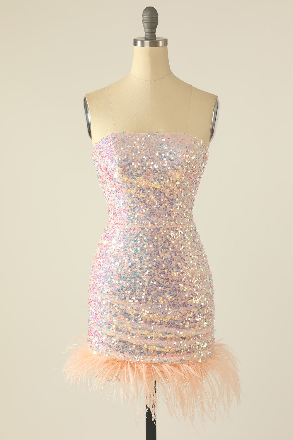 Robe de bal à paillettes et plumes
