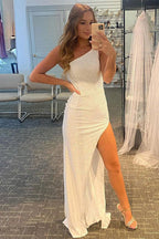 Robe de bal asymétrique à sequins avec fente