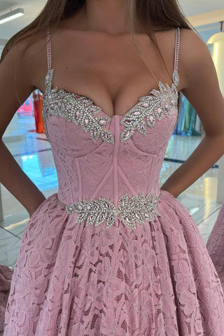 Robe de bal trapèze en dentelle sans manches ornée de perles