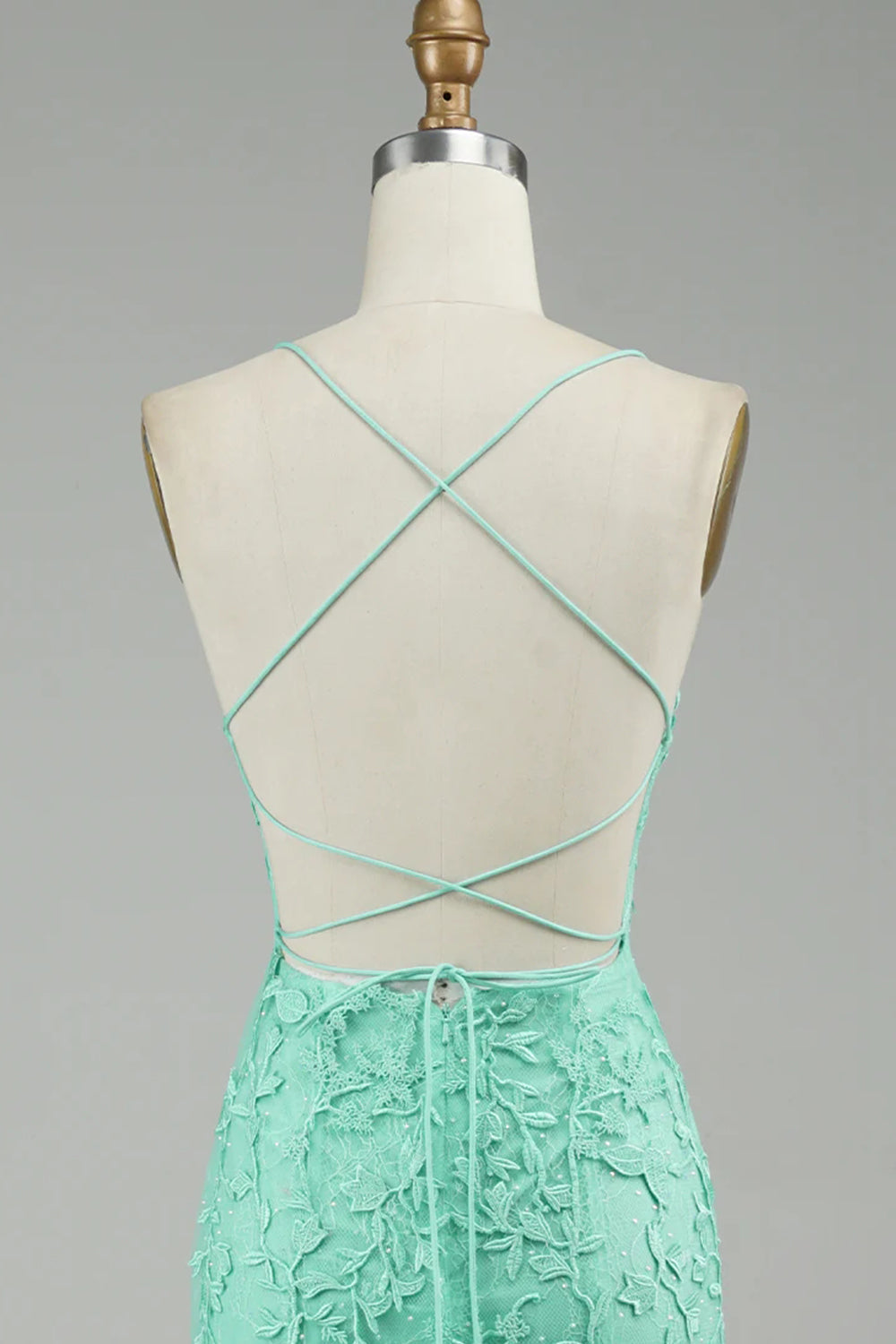 Robe de bal à bretelles spaghetti et appliques