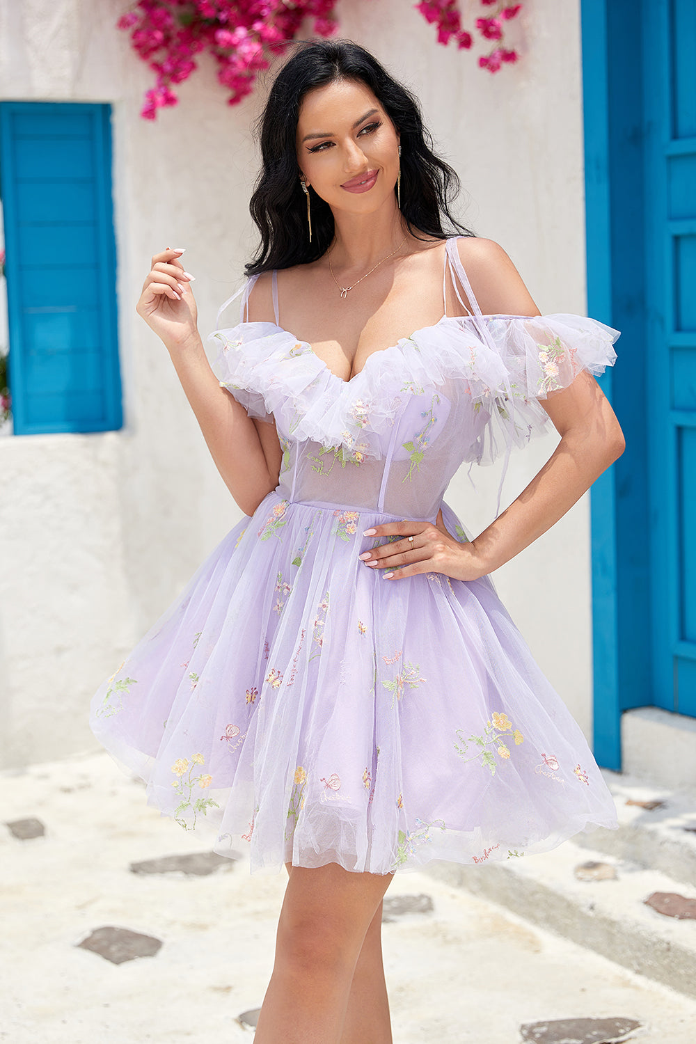 Magnifique robe de bal lilas clair à corset, coupe trapèze, épaules dénudées et broderies.