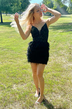 Vestido ajustado de lentejuelas para baile de bienvenida con plumas