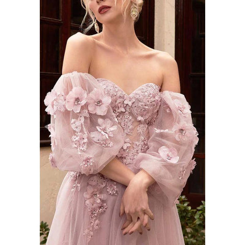 Robe de soirée trapèze à manches longues et col en cœur, en tulle avec appliques florales