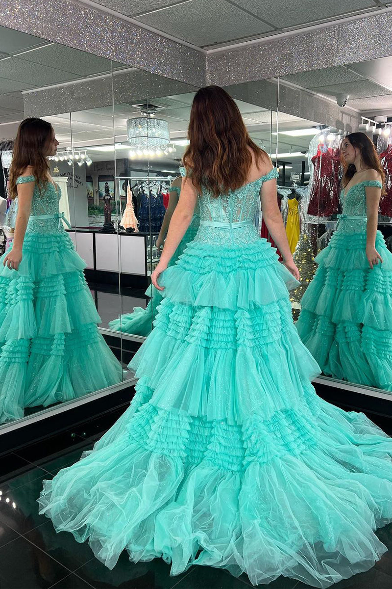 Vestido largo de fiesta rosa claro con escote barco y volantes