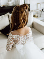 Robe de demoiselle d'honneur romantique à manches longues en tulle ivoire ornée d'appliqués de dentelle