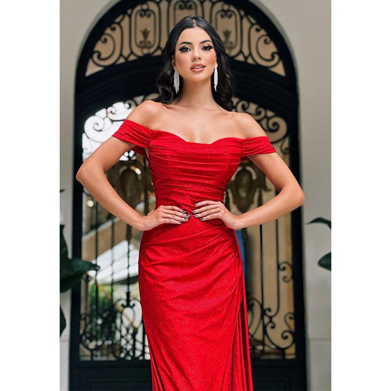 Vestido de noche largo rojo formal con pliegues, hombros descubiertos y abertura, corte tubo/columna 