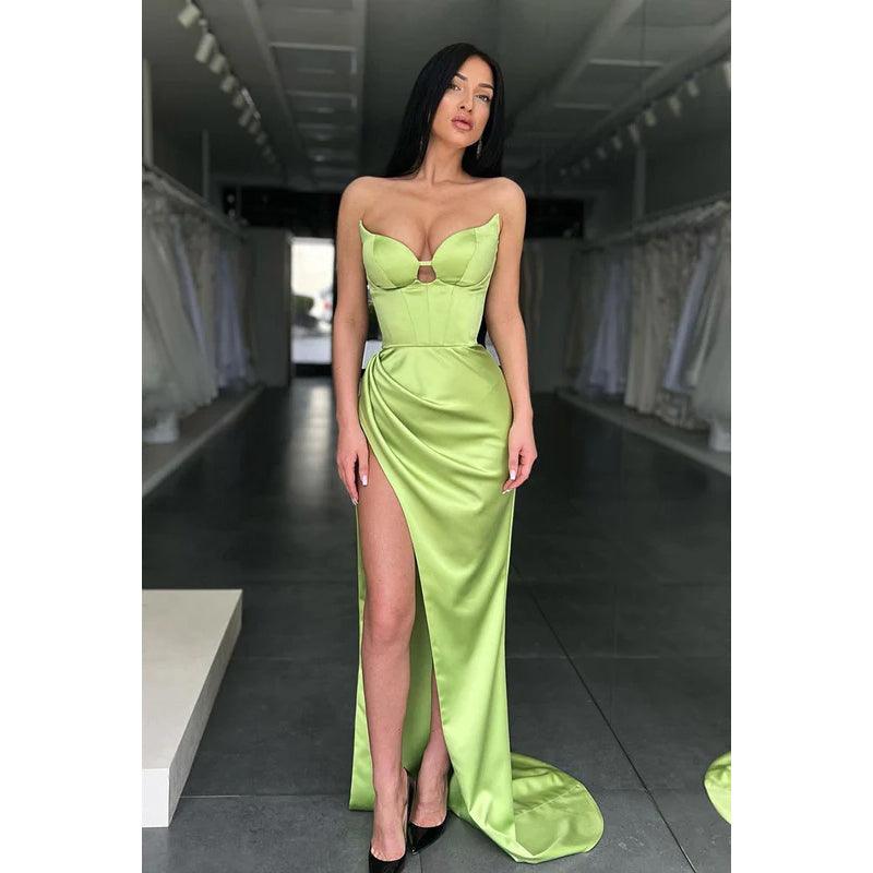 Robe de soirée longue en satin à col en V et sans bretelles avec fente