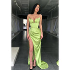 Robe de soirée longue en satin à col en V et sans bretelles avec fente