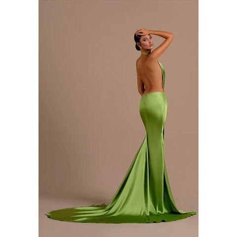 Robe de soirée longue sirène en satin froncé, décolleté en V profond et dos nu