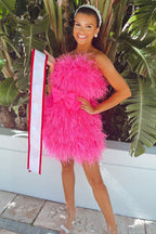 Robe fourreau rose courte sans bretelles ornée de plumes pour le bal de promo