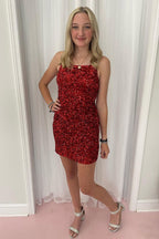 Elegante vestido corto de fiesta con tirantes finos y lentejuelas doradas