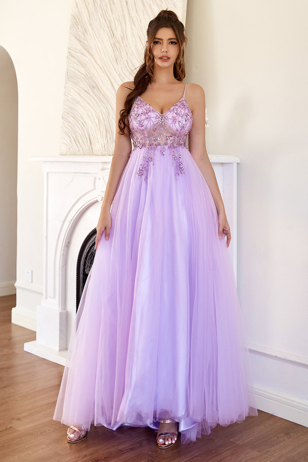 Robe de bal en tulle violet ornée de perles
