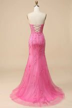 Robe de bal longue en dentelle à corset et décolleté cœur, fendue.