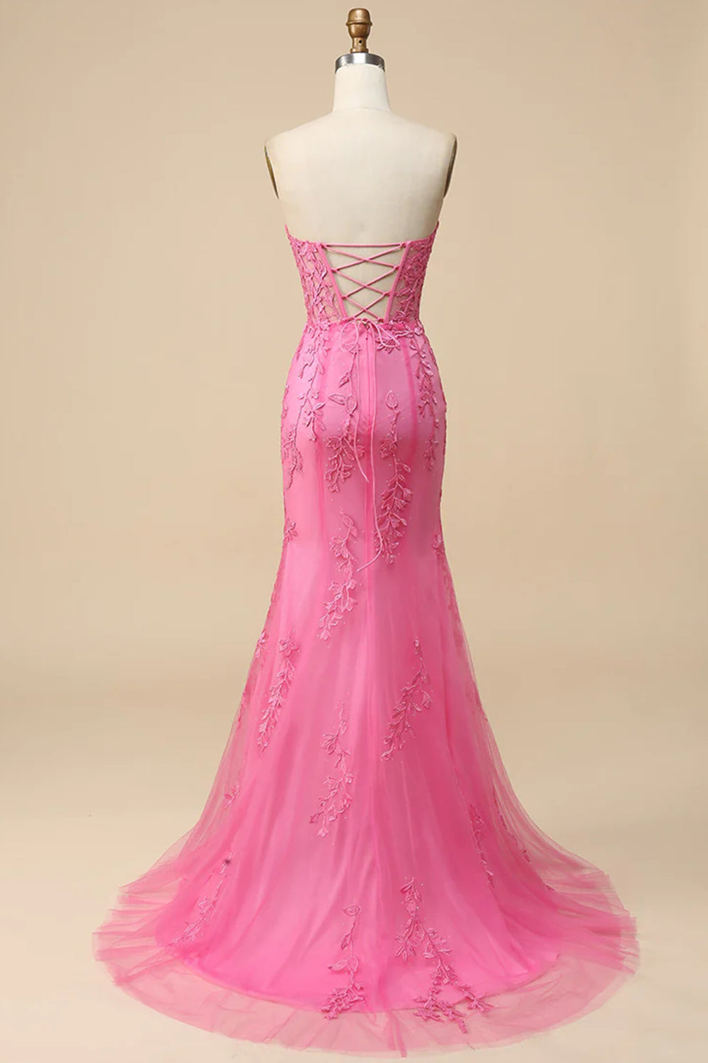 Robe de bal longue en dentelle à corset et décolleté cœur, fendue.