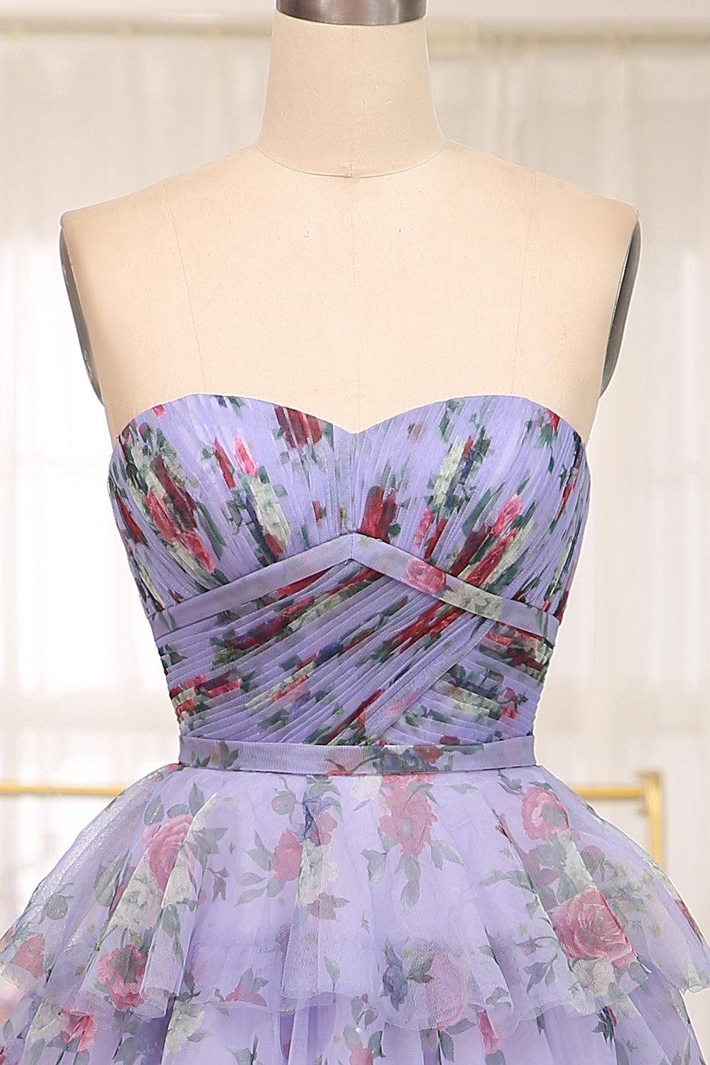 Charmante robe de bal longue bleue imprimée à épaules dénudées et à volants, coupe trapèze.