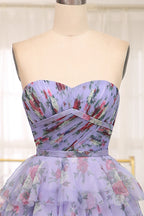 Charmante robe de bal longue bleue imprimée à épaules dénudées et à volants, coupe trapèze.