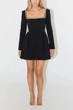 Robe courte à manches longues et col carré ornée de perles « You'll Remember Me »
