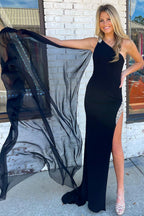 Vestido largo de sirena negro de un solo hombro con abertura frontal